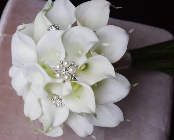 Boda Bouquet broche blanco tacto Natural alcatraces por Wedideas