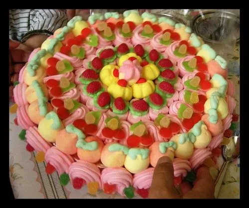 BODAS LOW COST: Tarta de gominolas