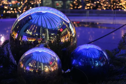 Bolas de navidad con reflejos del Sony Center.