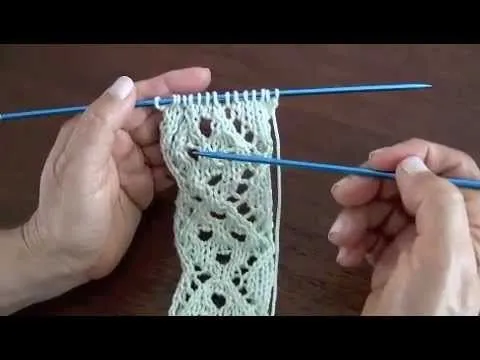 Bolero con cenefa calada tejido en dos agujas o palillos, via ... Bolero con cenefa calada tejido en dos agujas o palillos, via ...