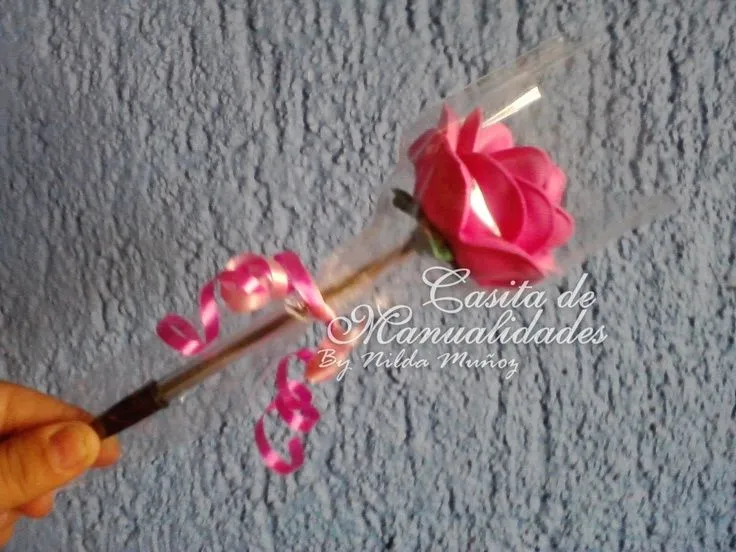 Bolígrafos, plumas, lapiceros o lápices con rosas de fomi ...