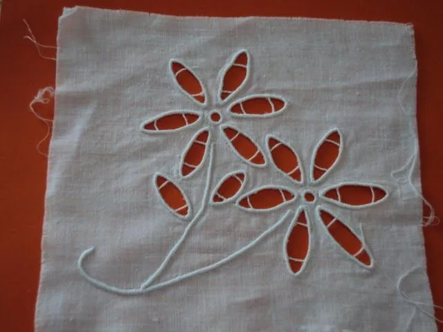 BOLILLO, BORDADOS Y FLECOS: BORDADO DE TELA CORTADA BOLILLO, BORDADOS Y FLECOS: BORDADO DE TELA CORTADA