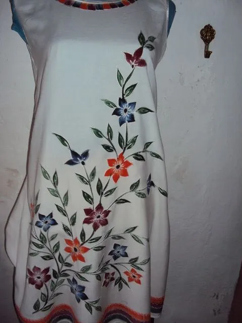 BOLILLO, BORDADOS Y FLECOS: VESTIDO BORDADO EN TELA COSIDO A CADENETA BOLILLO, BORDADOS Y FLECOS: VESTIDO BORDADO EN TELA COSIDO A CADENETA