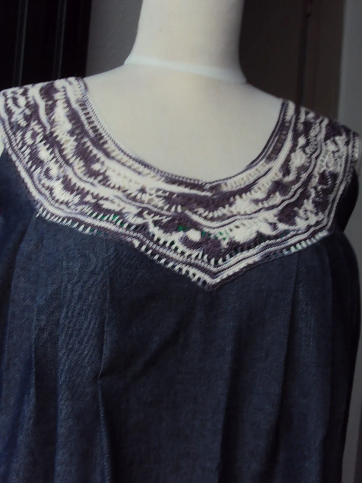 BOLILLO, BORDADOS Y FLECOS: VESTIDO CON MUCETA, COLLAR DE CROCHÉ Y ... BOLILLO, BORDADOS Y FLECOS: VESTIDO CON MUCETA, COLLAR DE CROCHÉ Y ...