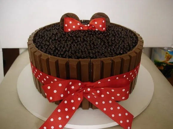 Bolo de kitkat, tema minnie, mas podemos desenvolver outros.]A ...