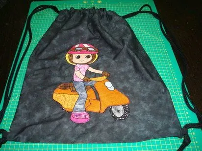 Bolsa mochila con adorno en patchwork | Aprender manualidades es ... Bolsa mochila con adorno en patchwork | Aprender manualidades es ...