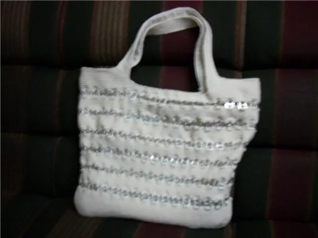 BOLSA TEJIDA CON ANILLAS DE LATAS.