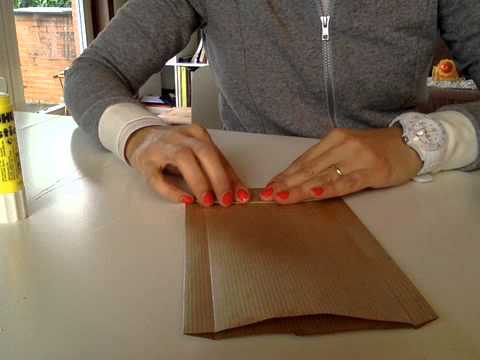 Como hacer bolsas en papel (para sorpresas de cumpleaños o para ... Como hacer bolsas en papel (para sorpresas de cumpleaños o para ...