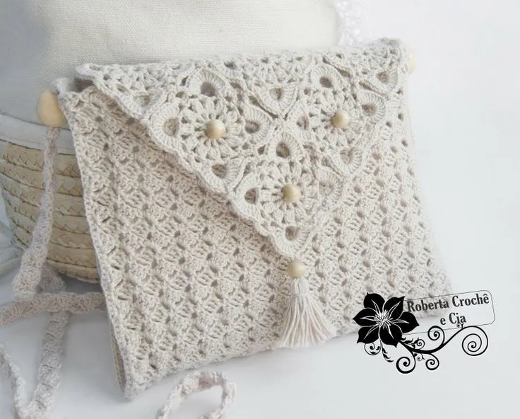 Bolsinha em Crochê com Gráfico. Free pattern with 2 diagrams to ... Bolsinha em Crochê com Gráfico. Free pattern with 2 diagrams to ...
