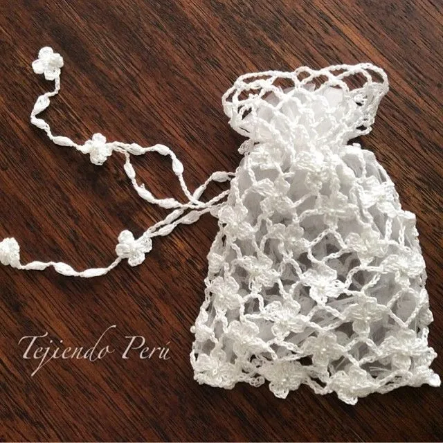 Bolsito souvenir tejido a crochet en el punto red de flores ... Bolsito souvenir tejido a crochet en el punto red de flores ...