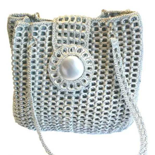 Bolso de anillas de refrescos recicladas “Bacana” de Ninpha | Clau ... Bolso de anillas de refrescos recicladas “Bacana” de Ninpha | Clau ...