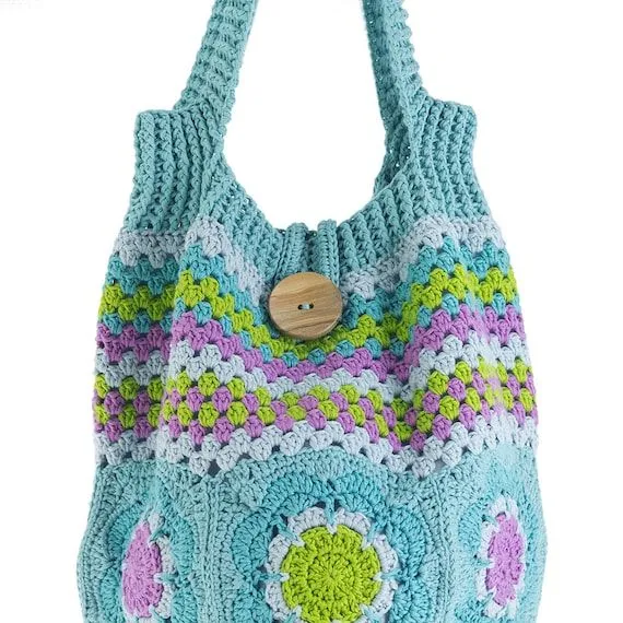 Bolso de bandolera lleno de color en crochet. por TeresaNogueira