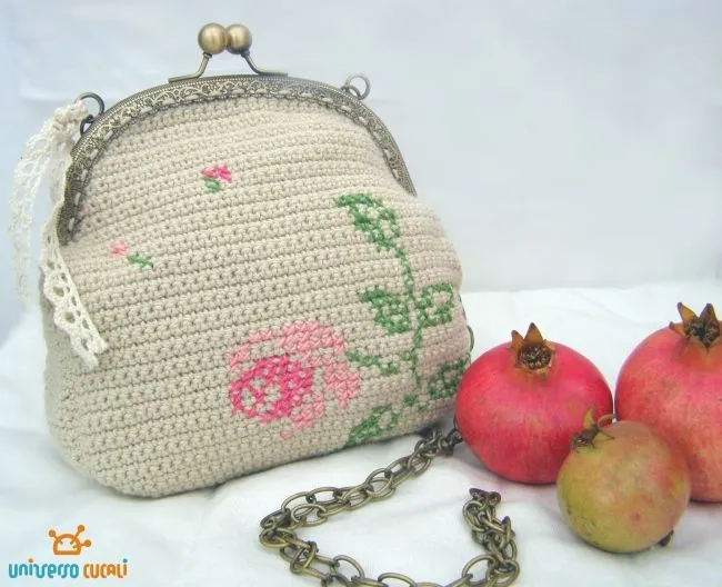 Bolso de crochet con rosa bordada | Universo Cucali Bolso de crochet con rosa bordada | Universo Cucali
