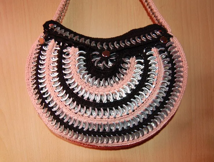 Bolso de ganchillo y anillas de latas de refrescos. Tutorial http ... Bolso de ganchillo y anillas de latas de refrescos. Tutorial http ...