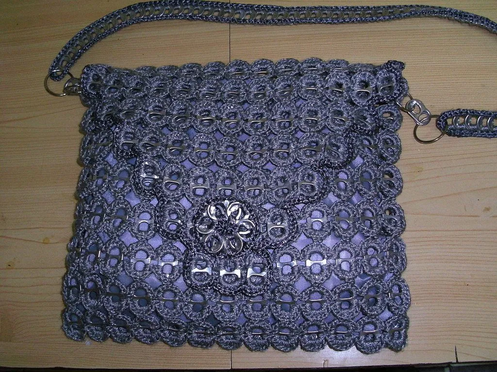 BOLSO RECICLADO CON ANILLAS DE LATAS | Aprender manualidades es ... BOLSO RECICLADO CON ANILLAS DE LATAS | Aprender manualidades es ...