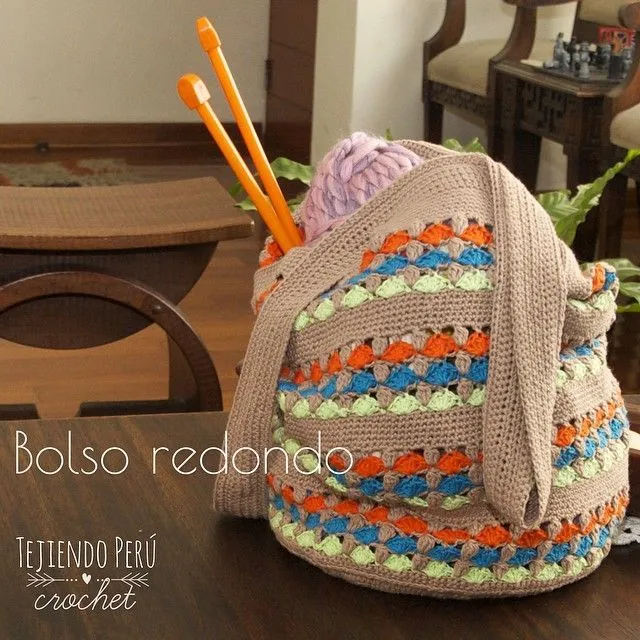Bolso redondo calado tejido a crochet en varios colores de hilo ... Bolso redondo calado tejido a crochet en varios colores de hilo ...