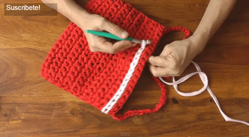 Cómo hacer bolsos y carteras de trapillo tejidos a crochet ... Cómo hacer bolsos y carteras de trapillo tejidos a crochet ...