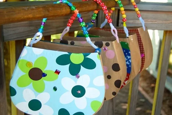 Cómo hacer bolsos de cartón - ComoHacerEso.com