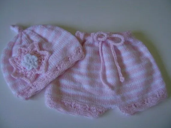 Bombacha Cubre Pañal con Gorro Tejido a Mano Mat. por Pitusa Bombacha Cubre Pañal con Gorro Tejido a Mano Mat. por Pitusa