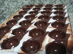 Como hacer bombones de chocolate con moldes | Chocolatisimo Como hacer bombones de chocolate con moldes | Chocolatisimo