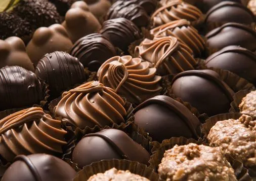 Bombones rellenos de chocolate, dulce de leche, crema, mocca ... Bombones rellenos de chocolate, dulce de leche, crema, mocca ...