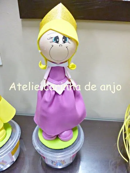 Boneca fofucha feita de EVA. Ideal para centro de mesa, topo de ... Boneca fofucha feita de EVA. Ideal para centro de mesa, topo de ...