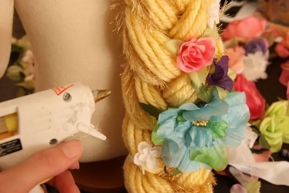Así de bonita queda esta original peluca de Rapunzel para ... Así de bonita queda esta original peluca de Rapunzel para ...