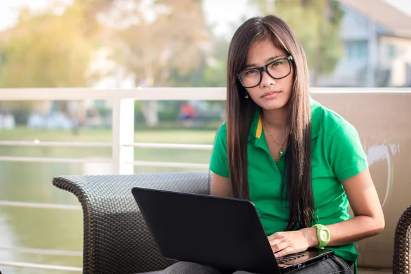 bonitas mujeres adolescentes asiáticas utilizan la tecnología para ... bonitas mujeres adolescentes asiáticas utilizan la tecnología para ...