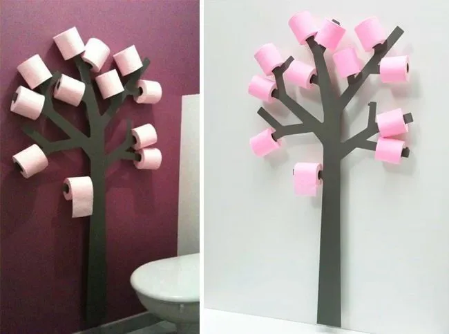 Un bonito árbol como soporte para el papel higiénico en el baño