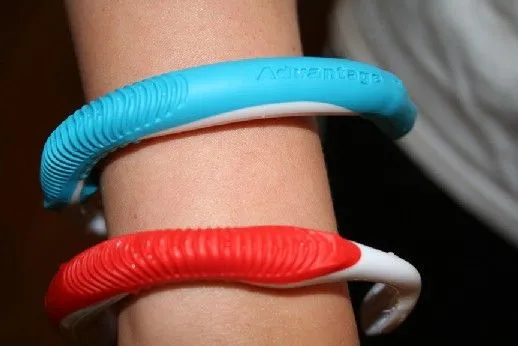 Hacer un bonito brazalete con un cepillo de dientes en ... Hacer un bonito brazalete con un cepillo de dientes en ...