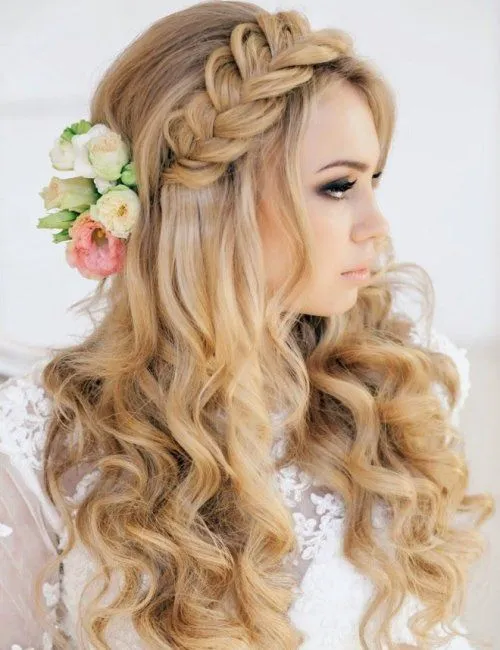 Bonito peinado medio recogido con trenza, flores y el pelo suelto ...