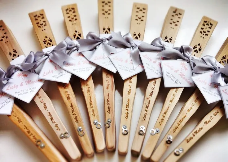 Bonitos ABANICOS D MADERA con grabado láser personalizado para ... Bonitos ABANICOS D MADERA con grabado láser personalizado para ...
