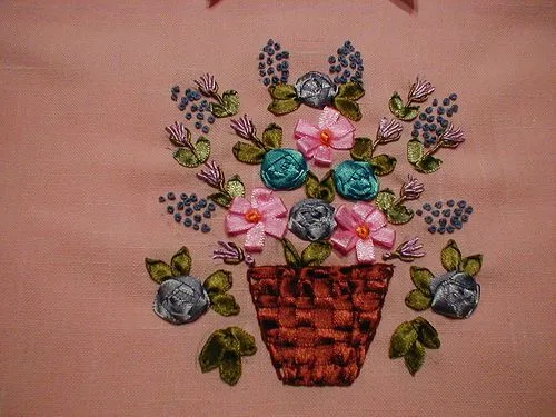 Imagen canastillo con las puntadas de bordado en cinta para ... Imagen canastillo con las puntadas de bordado en cinta para ...