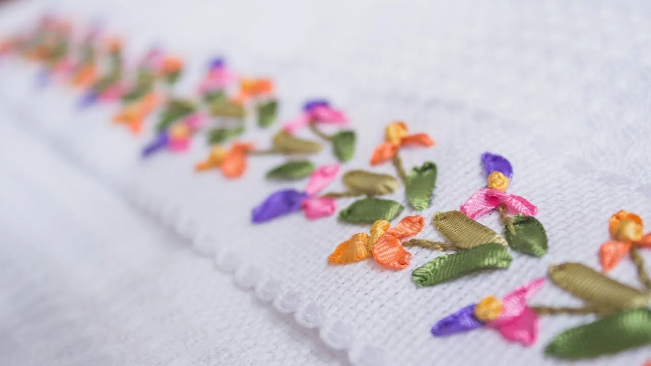 Bordado a mano: borde o cenefa decorativa #4/Ribbonsembroidery border: iris flower bed - YouTube Bordado a mano: borde o cenefa decorativa #4/Ribbonsembroidery border: iris flower bed - YouTube