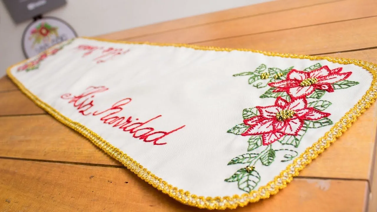 Bordado a mano: diseño especial para Navidad: Camino de mesa Navideño/ Hand embroidery Chritsmas - YouTube Bordado a mano: diseño especial para Navidad: Camino de mesa Navideño/ Hand embroidery Chritsmas - YouTube