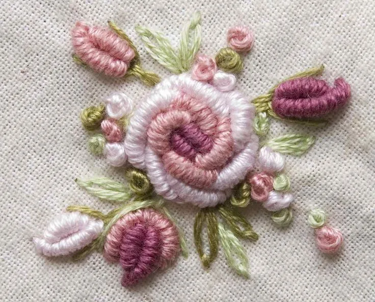 Ramito con rosa y capullos. Bordado a mano por Carolina Gana ... Ramito con rosa y capullos. Bordado a mano por Carolina Gana ...