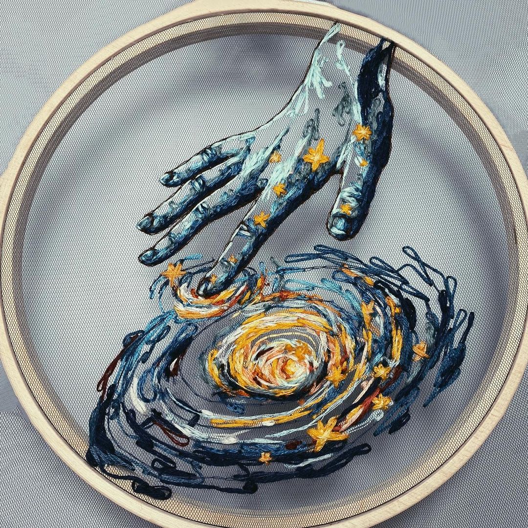 Estos bordados etéreos en tul transparente parecen flotar en el aro Estos bordados etéreos en tul transparente parecen flotar en el aro