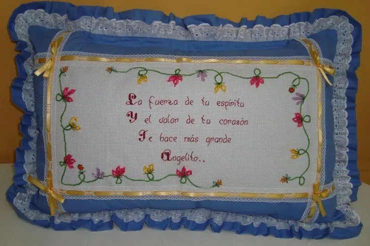 Almohada bordadas en punto de cruz - Imagui