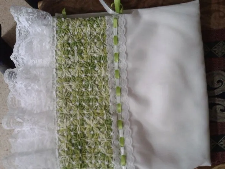 Otra sabanilla con punto de marca...blanco con verde esperanza ... Otra sabanilla con punto de marca...blanco con verde esperanza ...