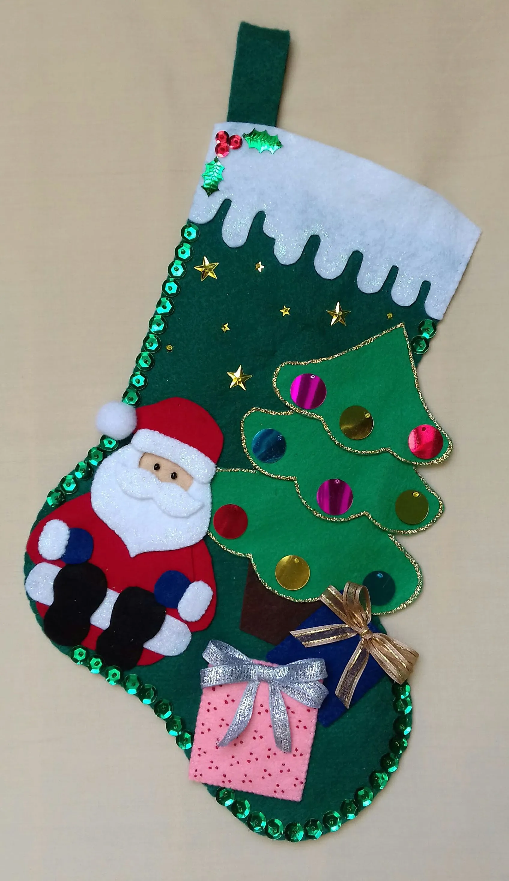 Bota de fieltro navideña,Santa,pino y regalos. | Dulceros navideños de fieltro, Botas navideñas de fieltro, Bota de navidad fieltro Bota de fieltro navideña,Santa,pino y regalos. | Dulceros navideños de fieltro, Botas navideñas de fieltro, Bota de navidad fieltro