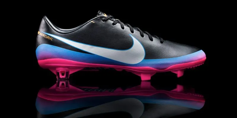 Nuevas botas de Cristiano Ronaldo con un corazón y una X superpuesta Nuevas botas de Cristiano Ronaldo con un corazón y una X superpuesta
