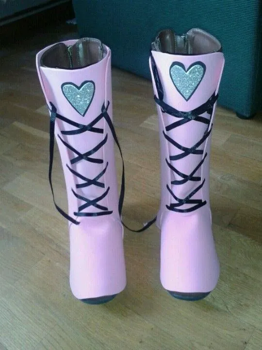 Botas Draculaura de goma eva | m-o-n-s-t-e-r monster monsters yes ... Botas Draculaura de goma eva | m-o-n-s-t-e-r monster monsters yes ...
