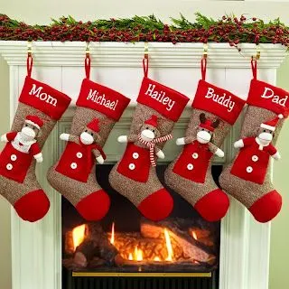Botas Navideñas marrones con muñecos navideños en rojo. Botas Navideñas marrones con muñecos navideños en rojo.