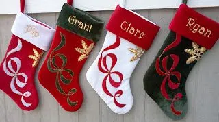 Botas Navideñas rojas, blancas y negras, con lazos y estrellas. Botas Navideñas rojas, blancas y negras, con lazos y estrellas.