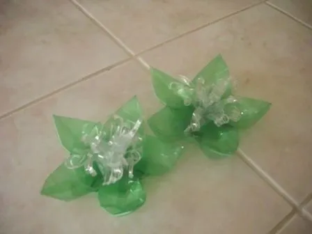 Reciplast.: CARTELERA DECORADA CON FLORES DE BOTELLAS
