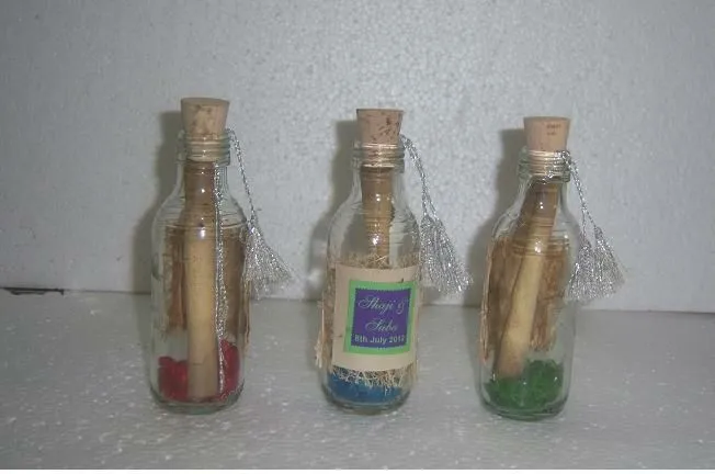 Botellas de vidrio vacías para la invitación de la boda ...