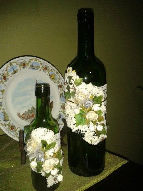 Botellas de vino adornadas con encaje y flores | ideas para la ... Botellas de vino adornadas con encaje y flores | ideas para la ...