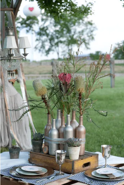 mesa con botellas | facilisimo.com