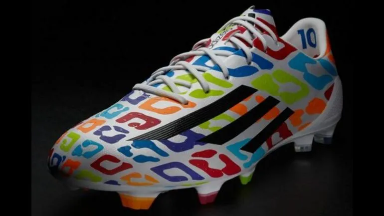 Los botines especiales que le hicieron a Messi por su cumpleaños ... Los botines especiales que le hicieron a Messi por su cumpleaños ...