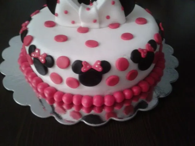 Botones sobre el pastel: Tarta Minnie Mouse Botones sobre el pastel: Tarta Minnie Mouse